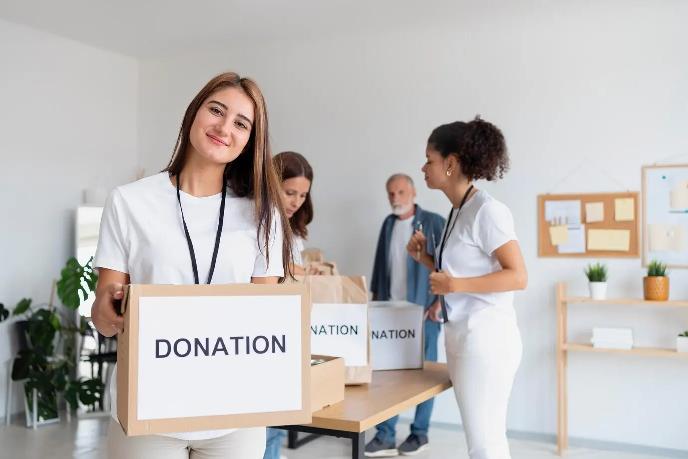 Des personnes se réunissent dans un centre communautaire.